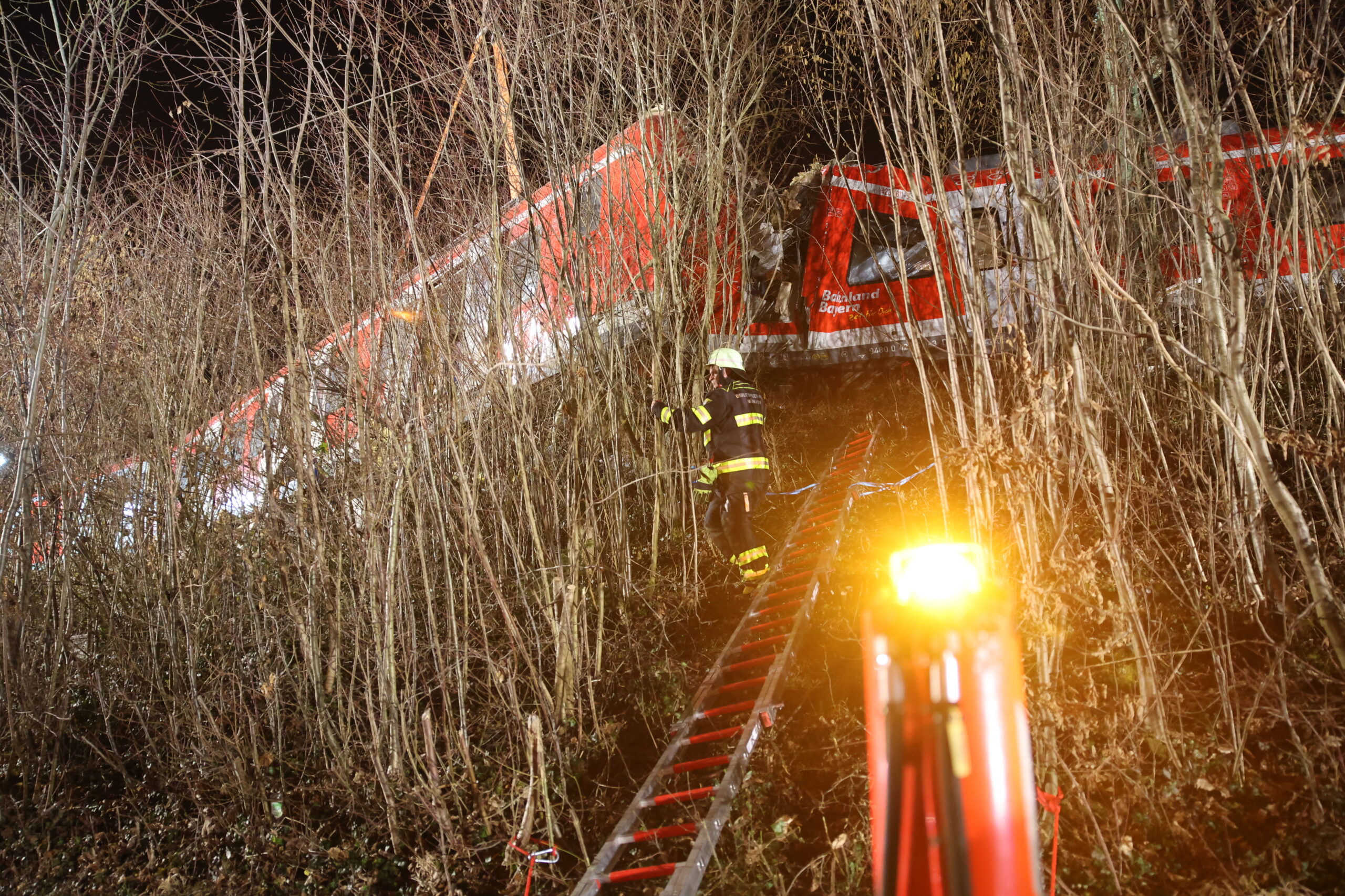 Ein Feuerwehrmann arbeitet an der Unfallstelle. Zwei S-Bahnen sind ineinander gekracht