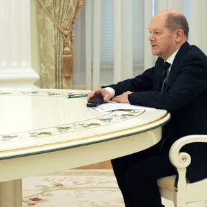 Bundeskanzler Olaf Scholz (SPD) sitzt beim Treffen mit Russlands Präsident W. Putin im Kreml an einem Tisch