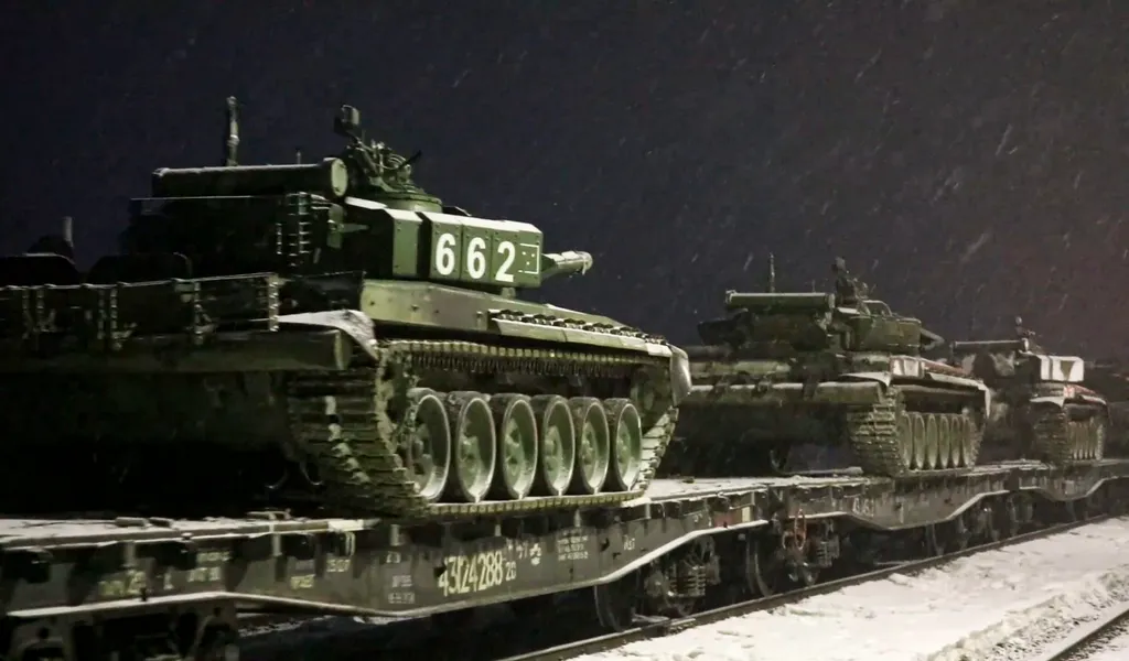 Dieses vom Pressedienst des russischen Verteidigungsministeriums veröffentlichen Foto zeigt Panzer der russischen Armee, die vergangene Woche nach militärischen Übungen noch zurück an ihre Stützpunkte kehren sollten. Nun hat Putin Truppen in die Ostukraine geordert.