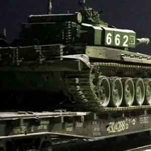 Dieses vom Pressedienst des russischen Verteidigungsministeriums veröffentlichen Foto zeigt Panzer der russischen Armee, die vergangene Woche nach militärischen Übungen noch zurück an ihre Stützpunkte kehren sollten. Nun hat Putin Truppen in die Ostukraine geordert.