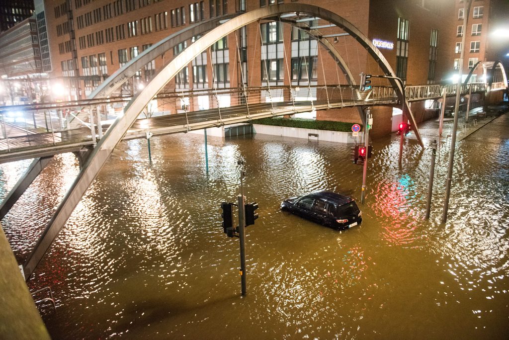 Sturmflut in der Speicherstadt: Ein Auto blieb im Hochwasser stecken.