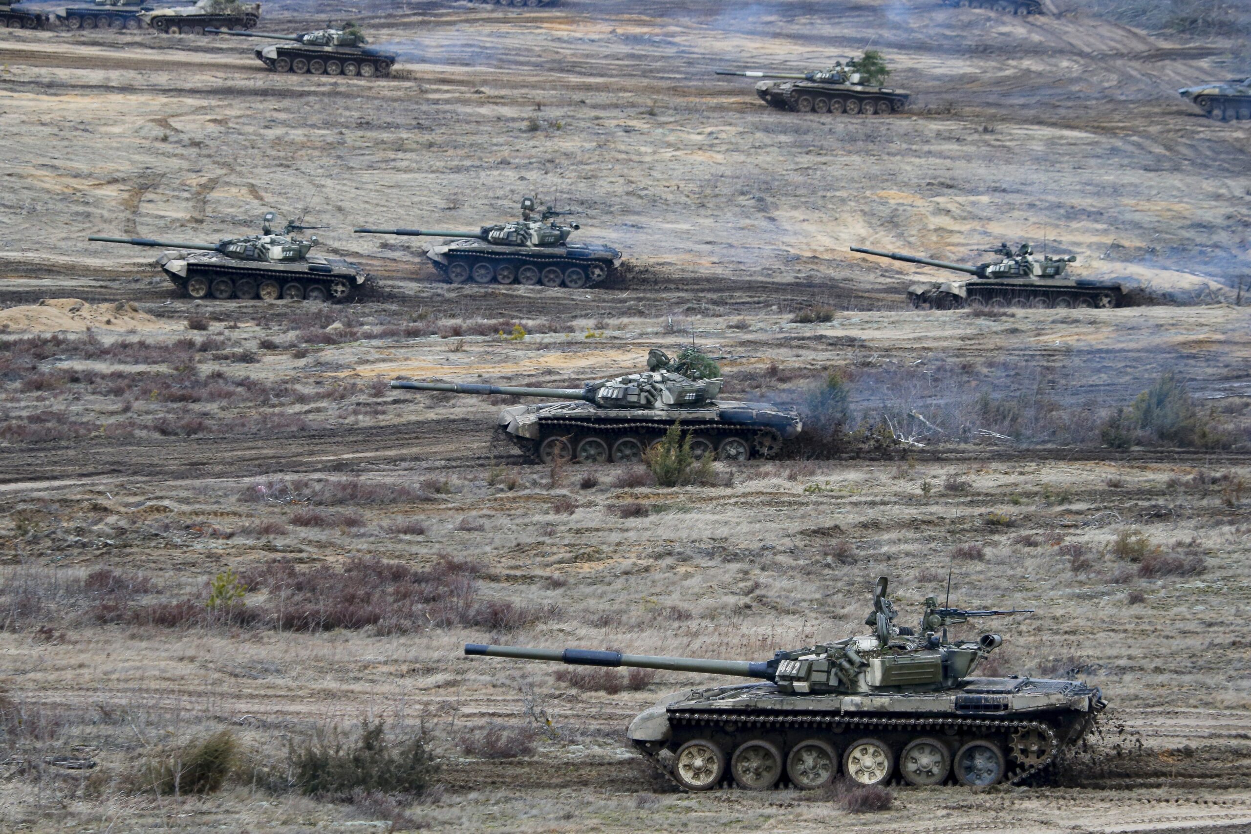 Panzer fahren Mitte Februar während einer Militärübung zwischen Russland und Belarus auf einem Feld des Truppenübungsplatzes Obuz-Lesnovski (Archivbild).