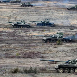 Panzer fahren Mitte Februar während einer Militärübung zwischen Russland und Belarus auf einem Feld des Truppenübungsplatzes Obuz-Lesnovski (Archivbild).