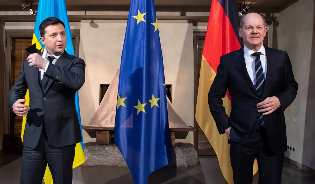 Bundeskanzler Olaf Scholz (SPD, r) und Wolodymyr Selensky, Präsident der Ukraine, bei der Münchner Sicherheitskonferenz. Scholz befürchtet einen Krieg zwischen Russland und Ukraine.
