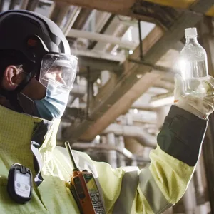 Ein Mitarbeiter von BP in Lingen entnimmt eine Produktprobe des fertigen Biokerosin-Gemischs.