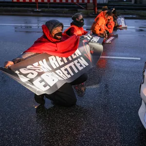 Im Februar 2022 hatten Klimaaktivisten die Zufahrt zur Köhlbrandbrücke blockiert.