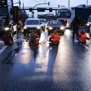 Die Aktion „Aufstand der letzten Generation“ blockierte am Montagmorgen den Verkehr auf der Köhlbrandbrücke.