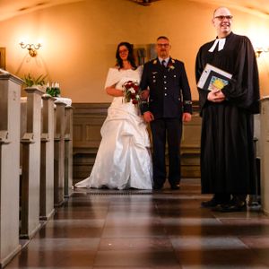 Blitz-Hochzeit am 22.2.: Stadtpastor Johannes Ahrens (r.) steht zusammen mit dem Brautpaar Manuela (l.) und Thomes Niedorf in der Flensburger St. Nikolai-Kirche.