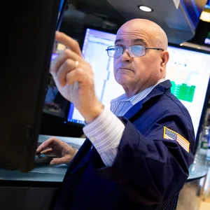 Ein Händler arbeitet an der New Yorker Börse. Schon seit einigen Tagen fallen Aktienkurse unter dem Druck des Ukraine-Konflikts.