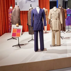 Ausstellung „Dressed. 7 Frauen – 200 Jahre Mode“