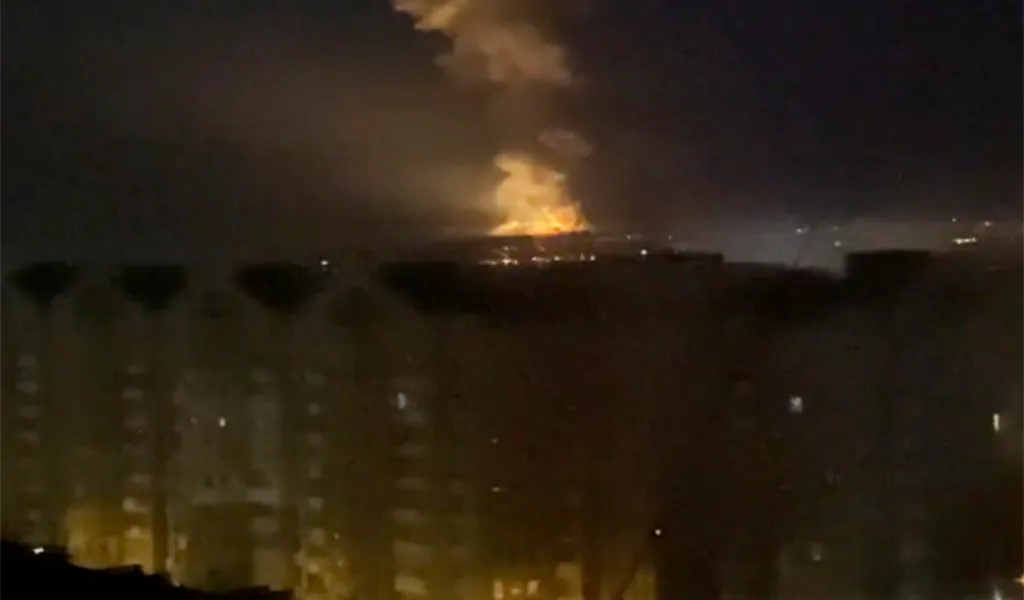 Rauch und Flamme in der Nähe des Flusses Dnjepr am 24. Februar 2022. Die russischen Truppen haben ihren erwarteten Angriff auf die Ukraine gestartet.