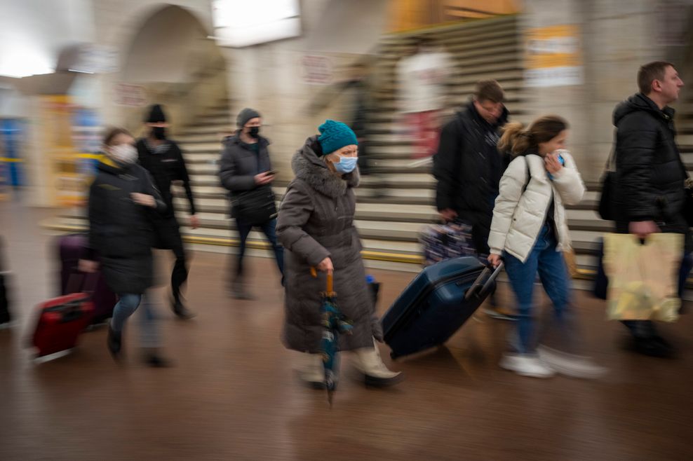 Menschen suchen in U-Bahn-Stationen Schutz oder versuchen die Stadt noch per Zug zu verlassen.