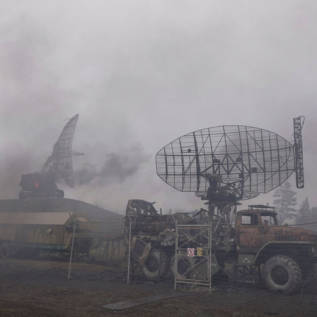 Rauch steigt nach einem Angriff von einer Luftabwehrbasis bei Mariupol auf. 