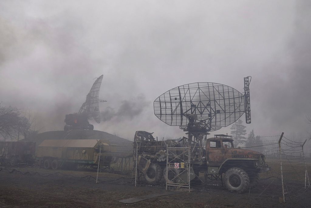Rauch steigt nach einem Angriff von einer Luftabwehrbasis bei Mariupol auf.
