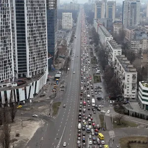 Viele Menschen versuchen am Donnerstag mit dem Auto aus Kiew zu fliehen.