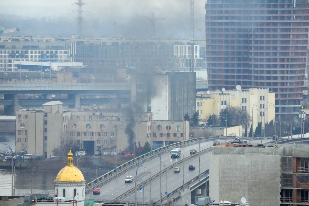 Rauch und Flammen steigen in der Nähe eines Militärgebäudes nach einem offenbar russischen Angriff auf.