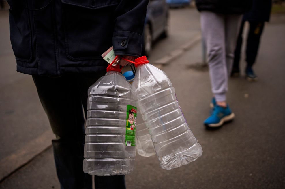 Anwohner warten darauf, in einem Geschäft Wasser zu kaufen, während die Wasserversorgung unterbrochen ist.