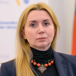 Die ukrainische Generalkonsulin in Hamburg, Iryna Tybinka, steht im ukrainischen Generalkonsulat.