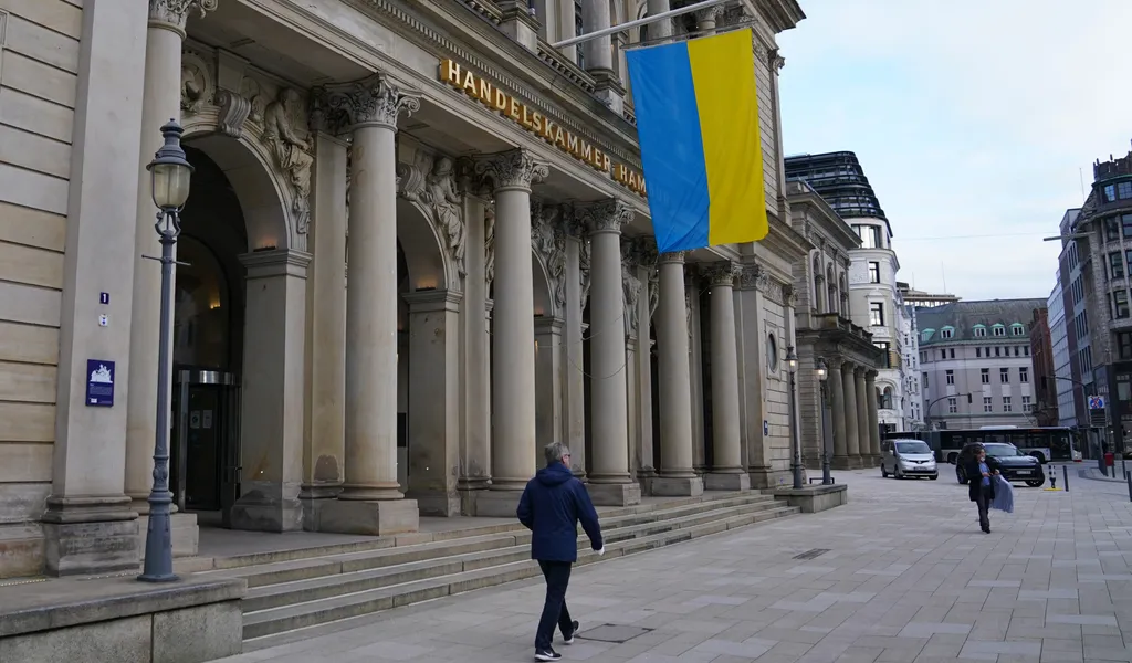 Die Handelskammer in Hamburg hat die ukrainische Flagge gehisst.