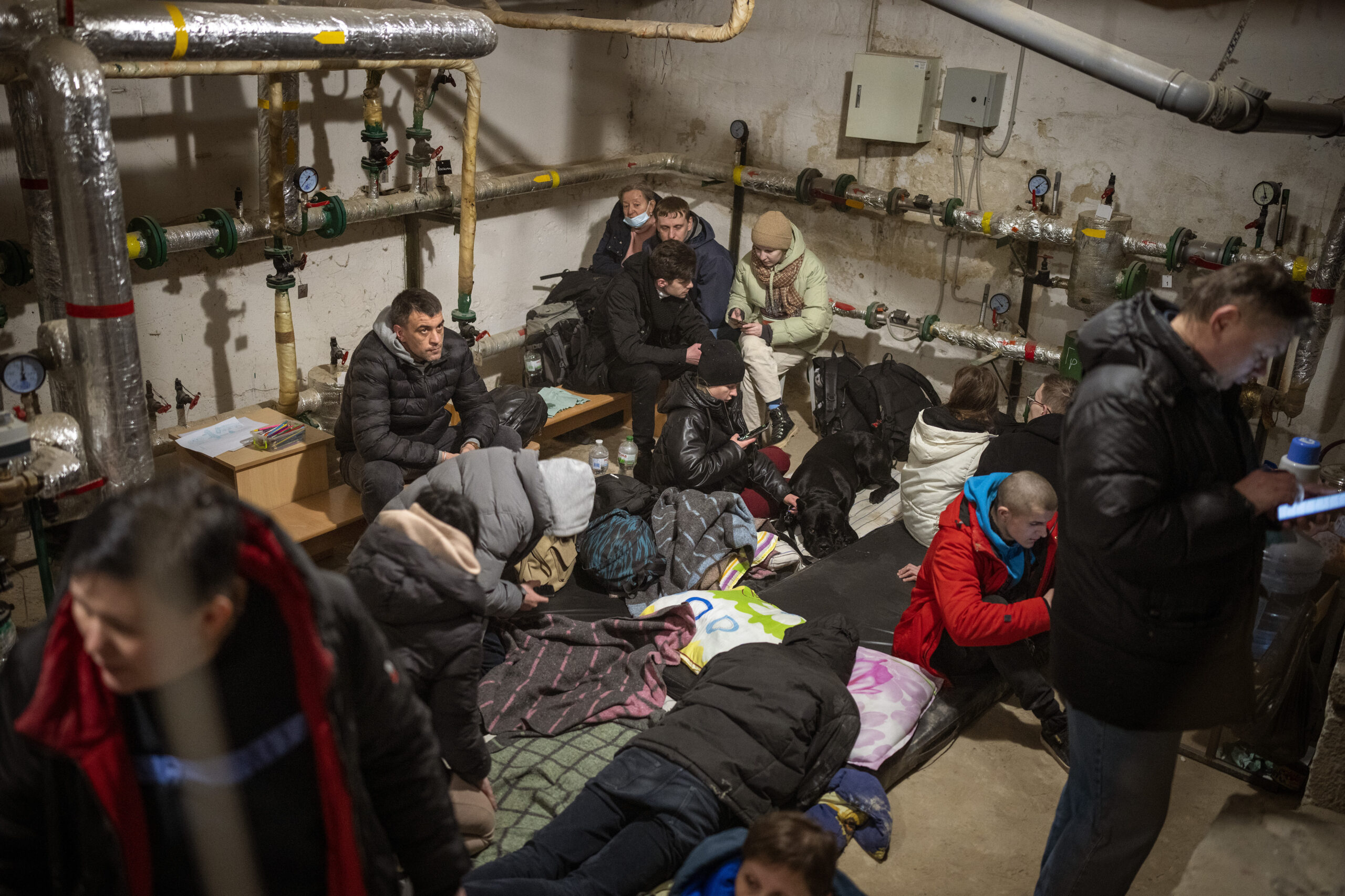 Die Bilder von Menschen, die sich in der Ukraine aus der Angst vor Luftangriffen in Kellern verstecken, triggern auch in Deutschland Ängste.