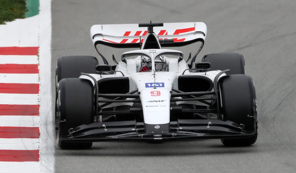 Bei den Testfahrten in Barcelona sind die Autos von Haas-Ferrari ohne das Branding der russischen Firma Uralkali unterwegs.