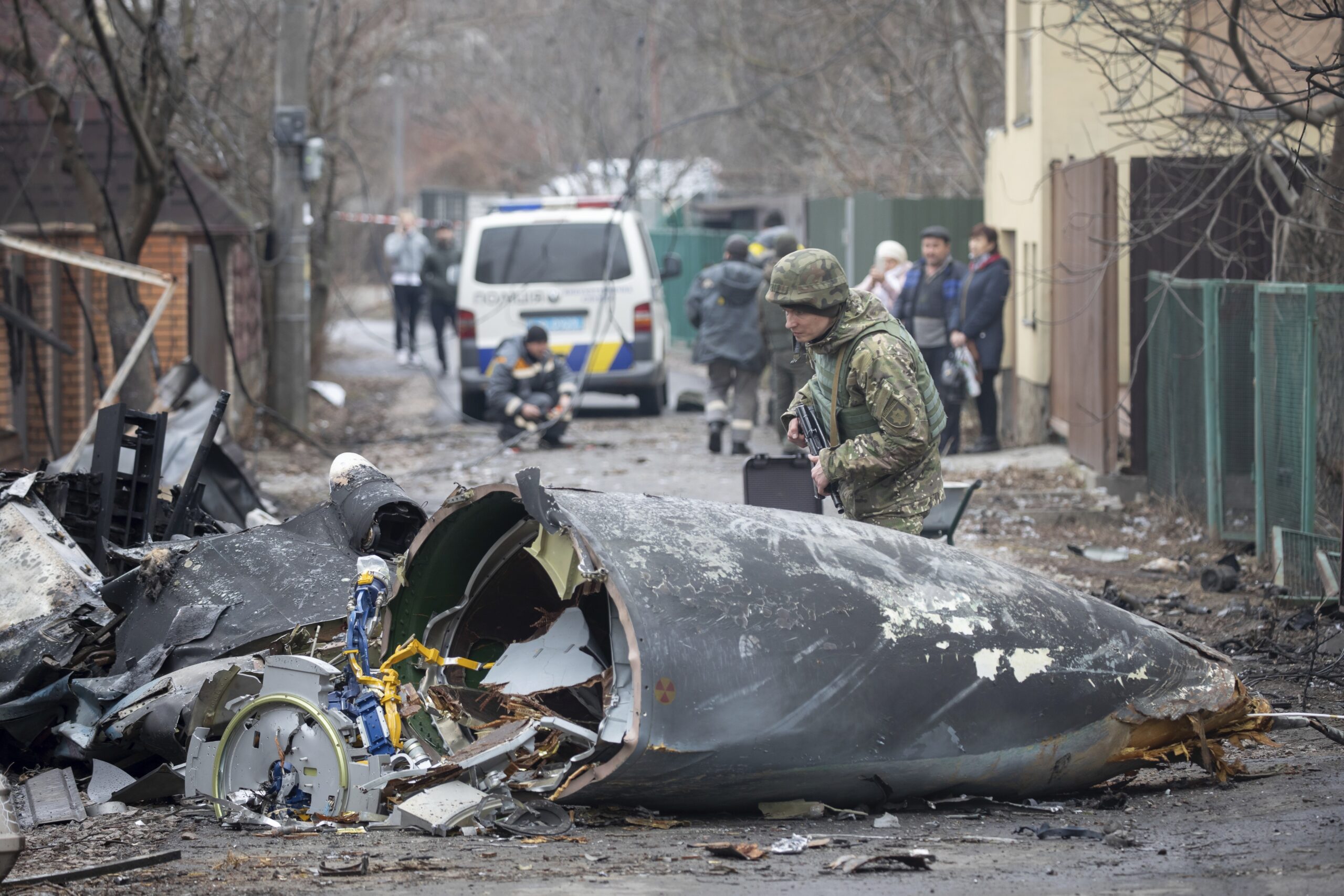Ein Soldat der ukrainischen Armee inspiziert Fragmente eines abgestürzten Flugzeugs in Kiew.