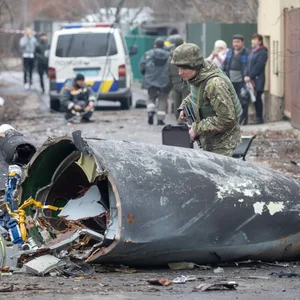 Ein Soldat der ukrainischen Armee inspiziert Fragmente eines abgestürzten Flugzeugs in Kiew.
