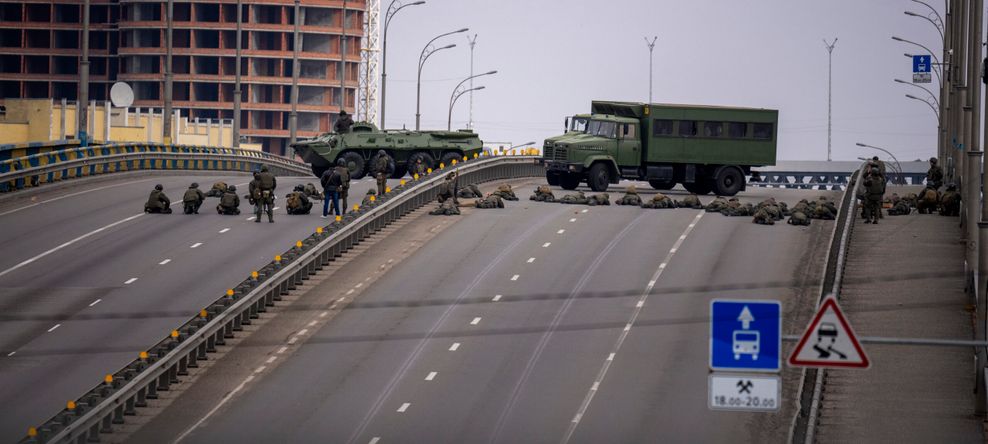 Ukrainische Soldaten beziehen Stellung auf einer Brücke in Kiew, um die Stadt zu verteidigen.