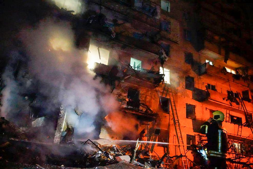 Auf diesem vom Pressedienst der ukrainischen Polizei veröffentlichten Foto inspizieren Feuerwehrleute die Schäden an einem Gebäude nach einem Raketenangriff auf ukrainische Hauptstadt.