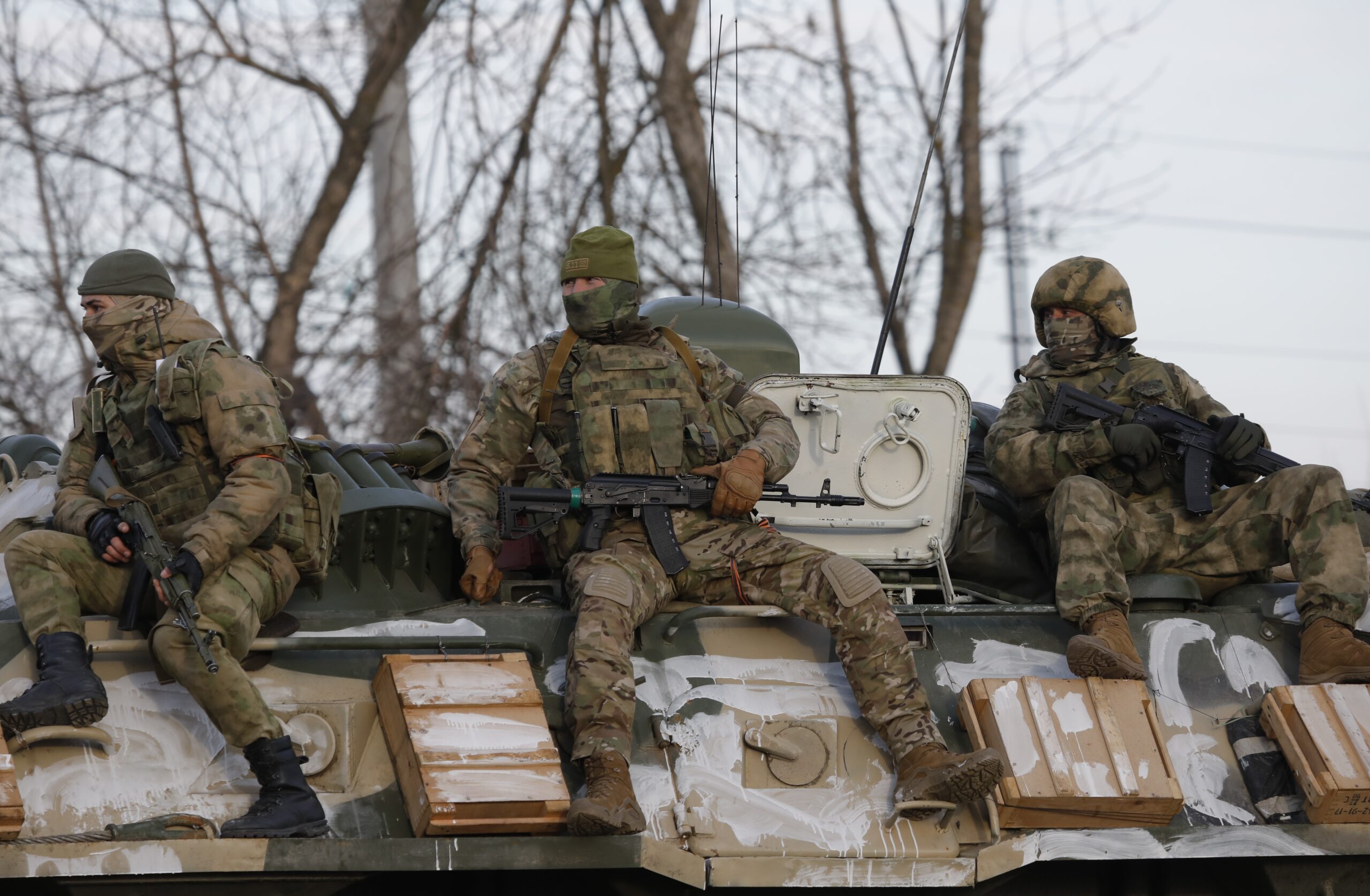 Das von der staatlichen russischen Nachrichtenagentur Sputnik veröffentlichte Bild zeigt russische Soldaten die auf einem gepanzerten Fahrzeug auf einer Straße nahe der Grenze zwischen Russland und der Ukraine mitfahren.