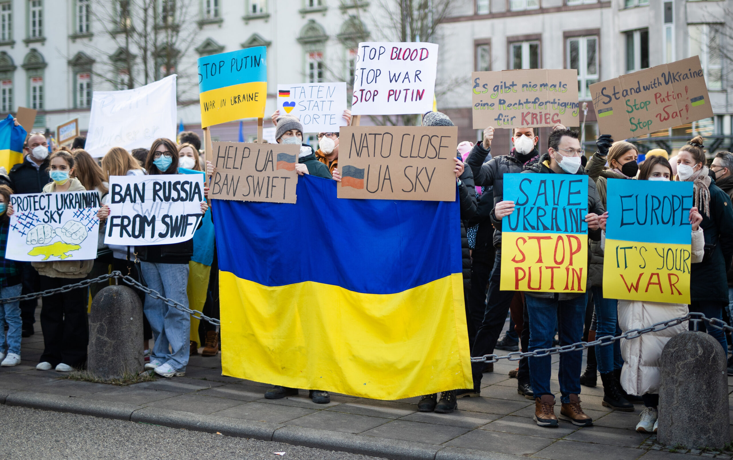 Zahlreiche Menschen demonstrieren in Stuttgart gegen den Militärischen Einsatz Russlands in der Ukraine und halten Schilder und Banner mit den Farben der ukrainischen Flagge.