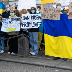 Zahlreiche Menschen demonstrieren in Stuttgart gegen den Militärischen Einsatz Russlands in der Ukraine und halten Schilder und Banner mit den Farben der ukrainischen Flagge.