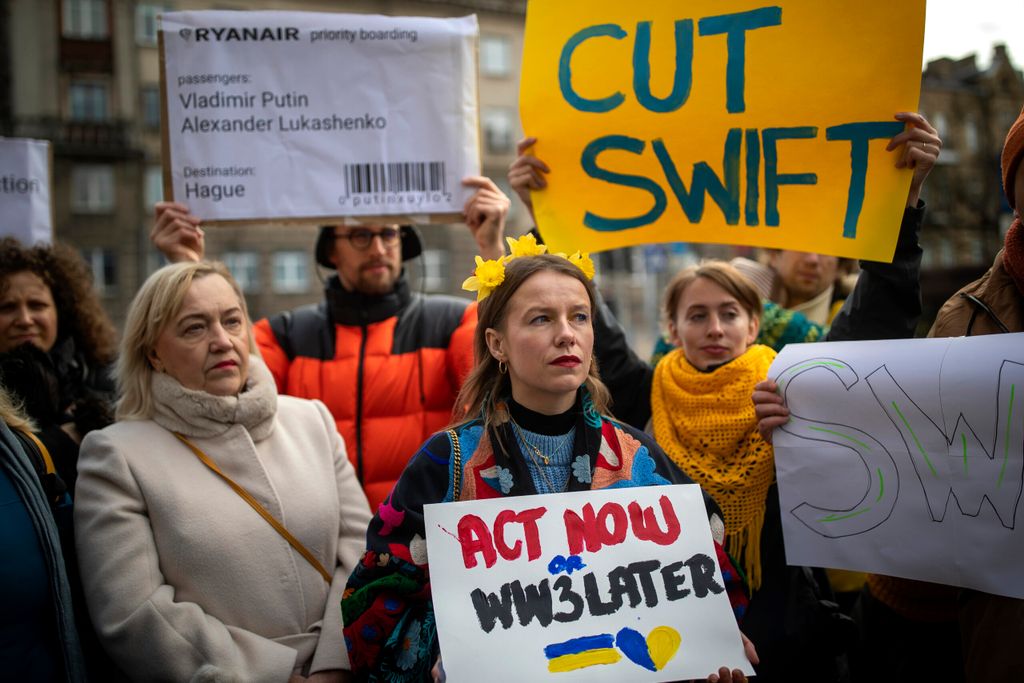 In Litauen demonstrieren Menschen gegen den Krieg - und fordern den SWIFT-Ausschluss.