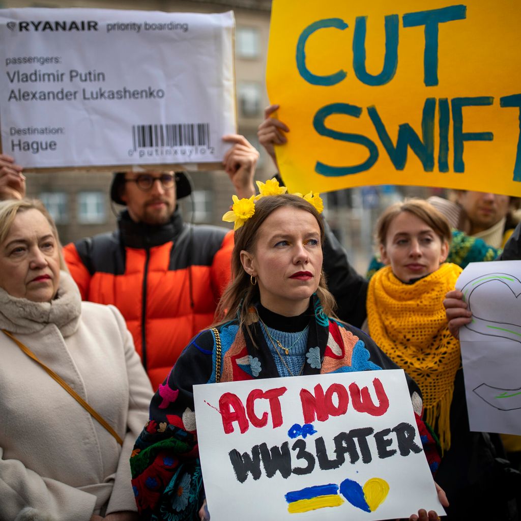In Litauen demonstrieren Menschen gegen den Krieg - und fordern den SWIFT-Ausschluss.