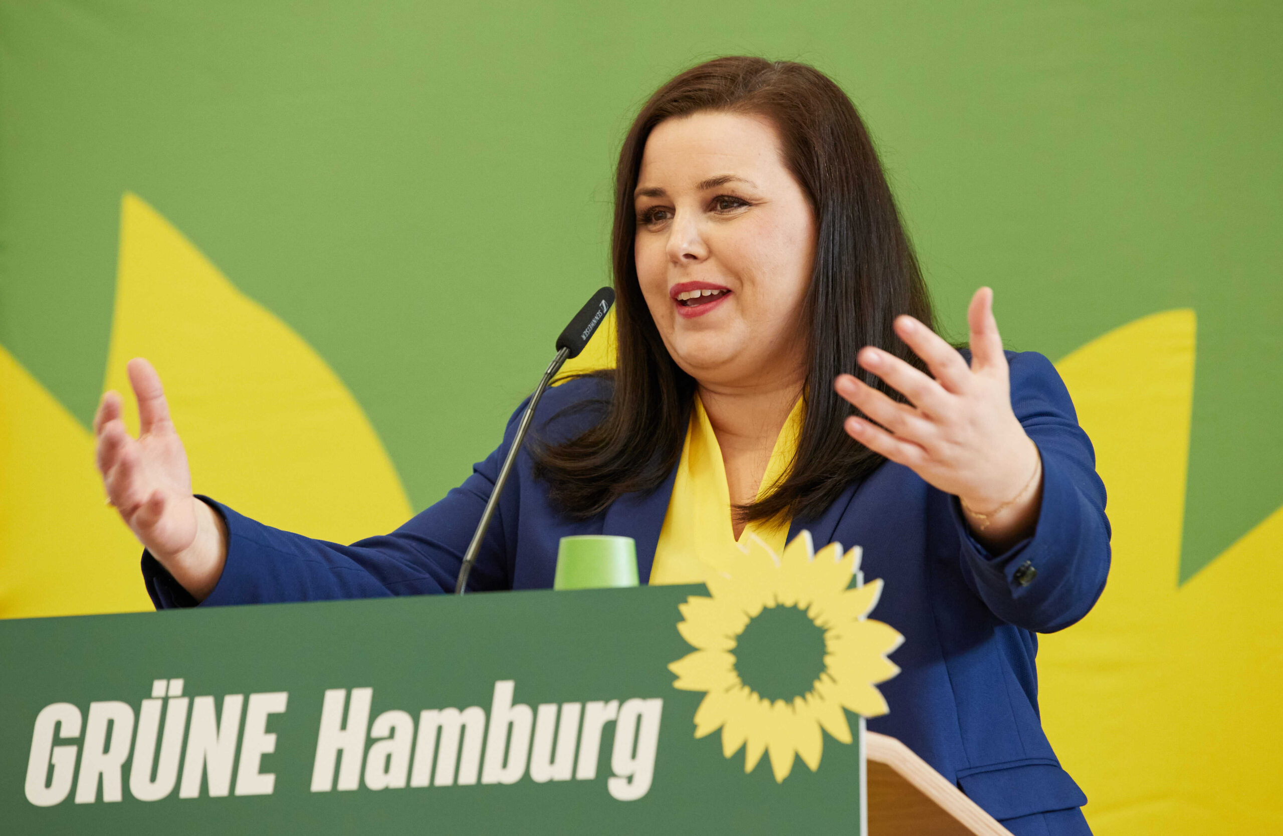 Anna Gallina (Bündnis 90/Die Grünen), Senatorin für Justiz und Verbraucherschutz in Hamburg, spricht auf dem Kleinen Parteitag der Grünen Hamburg über den Ukraine-Konflikt.