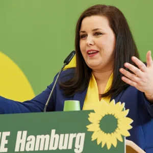Anna Gallina (Bündnis 90/Die Grünen), Senatorin für Justiz und Verbraucherschutz in Hamburg, spricht auf dem Kleinen Parteitag der Grünen Hamburg über den Ukraine-Konflikt.