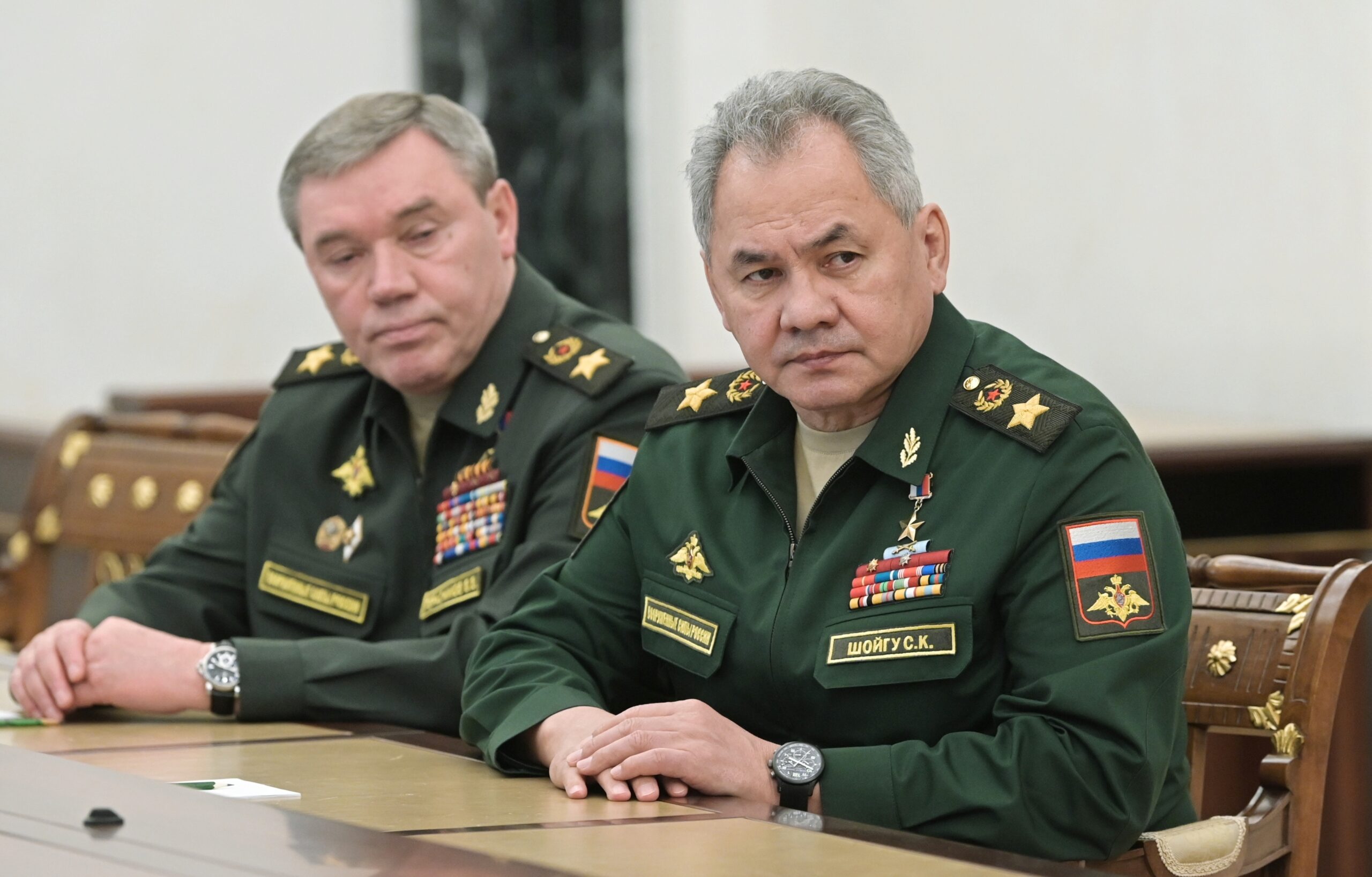 Sergej Schoigu (r), Verteidigungsminister von Russland, und Waleri Gerassimow, Generalstabschef der russischen Streitkräfte