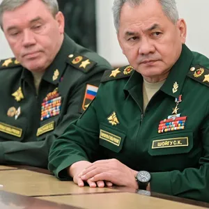 Sergej Schoigu (r), Verteidigungsminister von Russland, und Waleri Gerassimow, Generalstabschef der russischen Streitkräfte