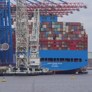 Containerschiff im Hamburger Hafen