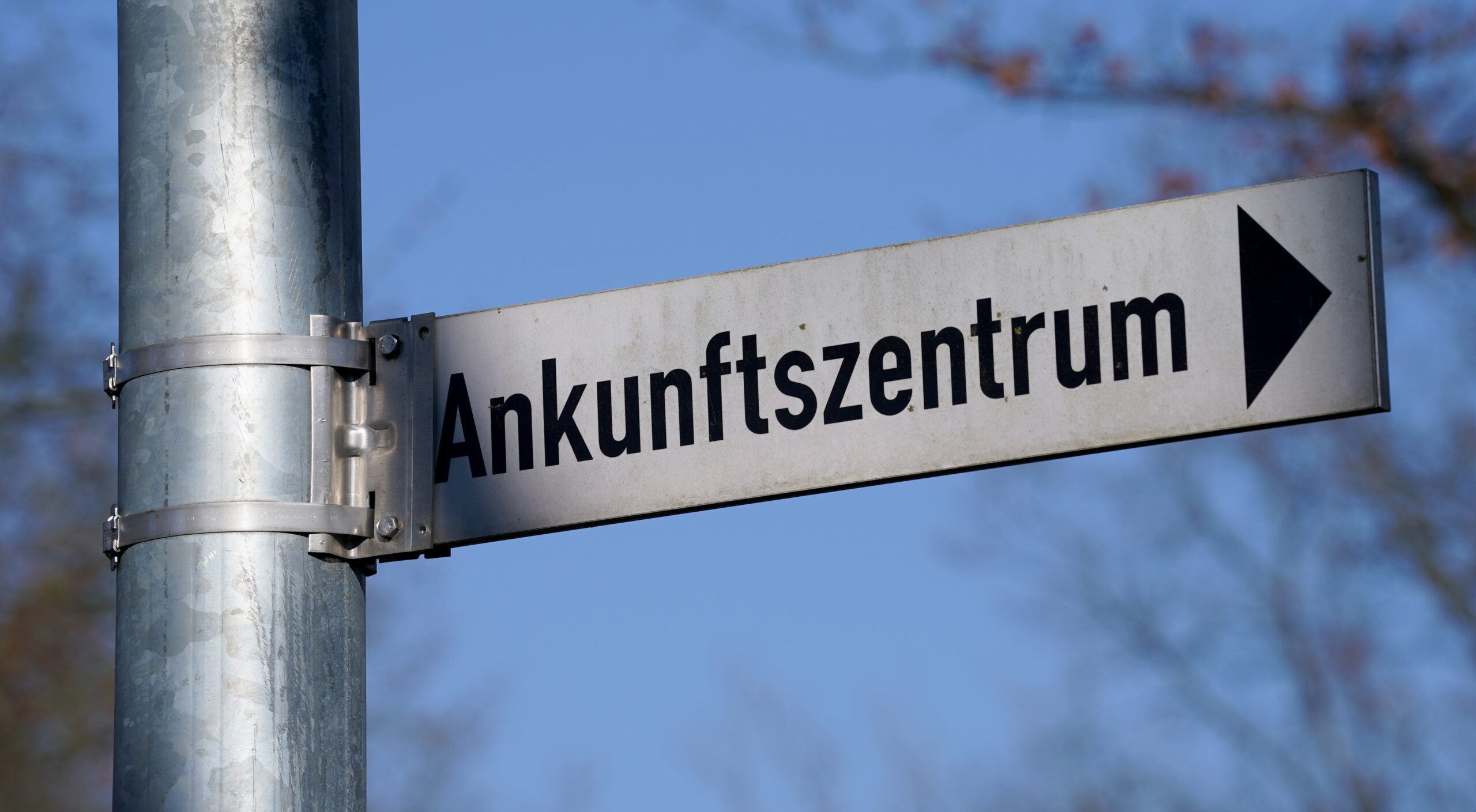 Ein Schild weist den Weg zum Ankunftszentrum im Stadtteil Rahlstedt.