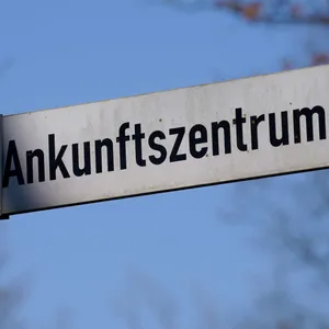 Ein Schild weist den Weg zum Ankunftszentrum im Stadtteil Rahlstedt.