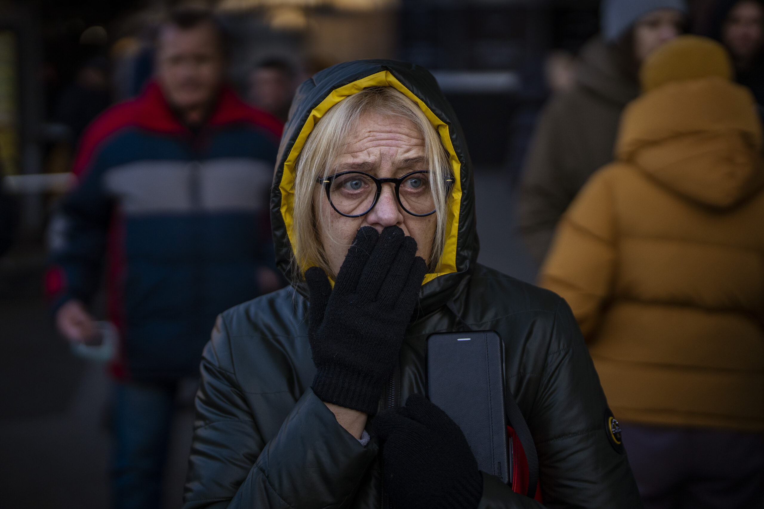 Eine Frau hat vor einem Supermarkt Kiew Angst als Sirenen, neue Angriffe ankündigen. Auch hier in Deutschland sorgen sich viele wegen des Krieges.
