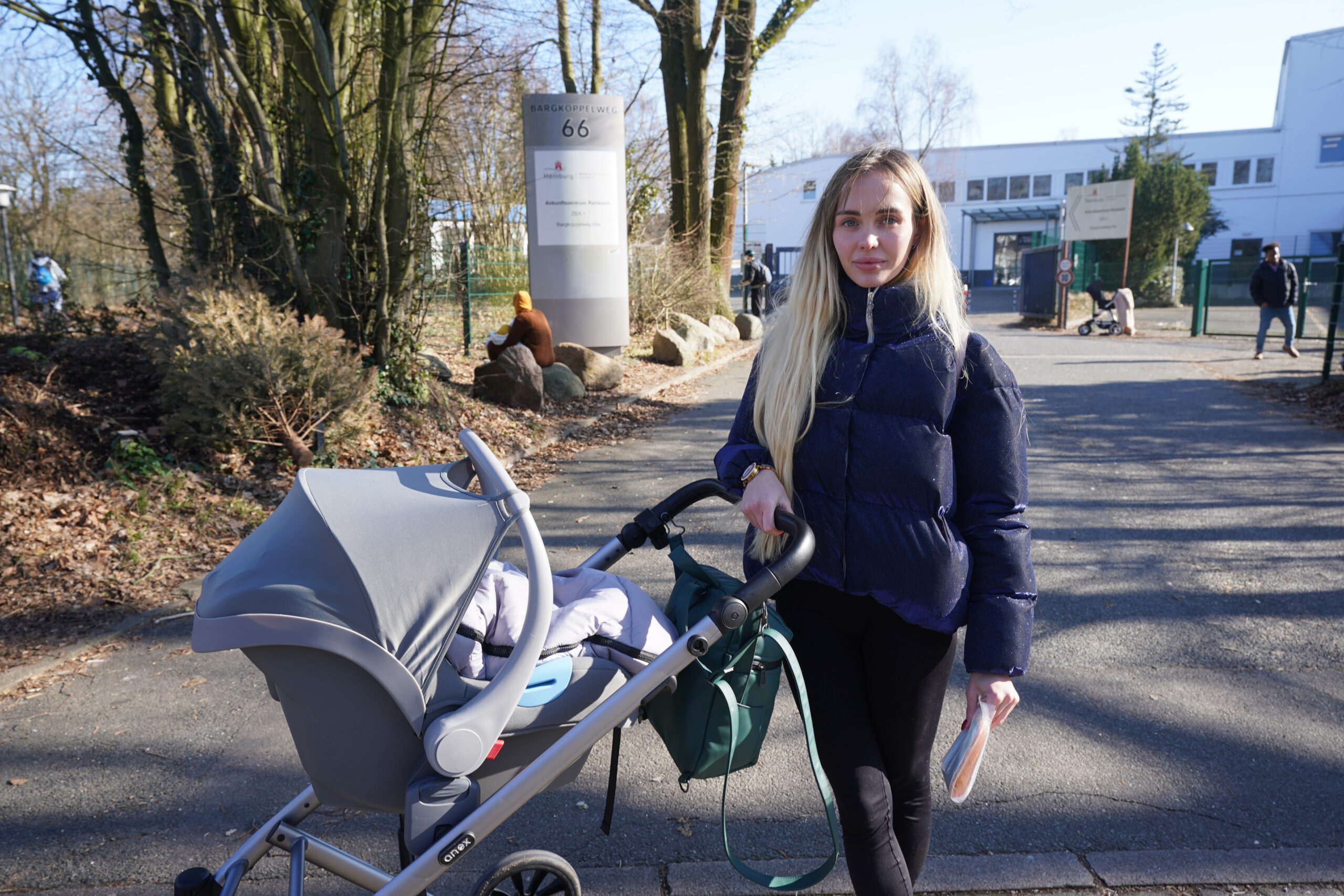 Valeriia Y. aus Kiew steht mit ihrem Kind vor dem Ankunftszentrum im Stadtteil Rahlstedt.