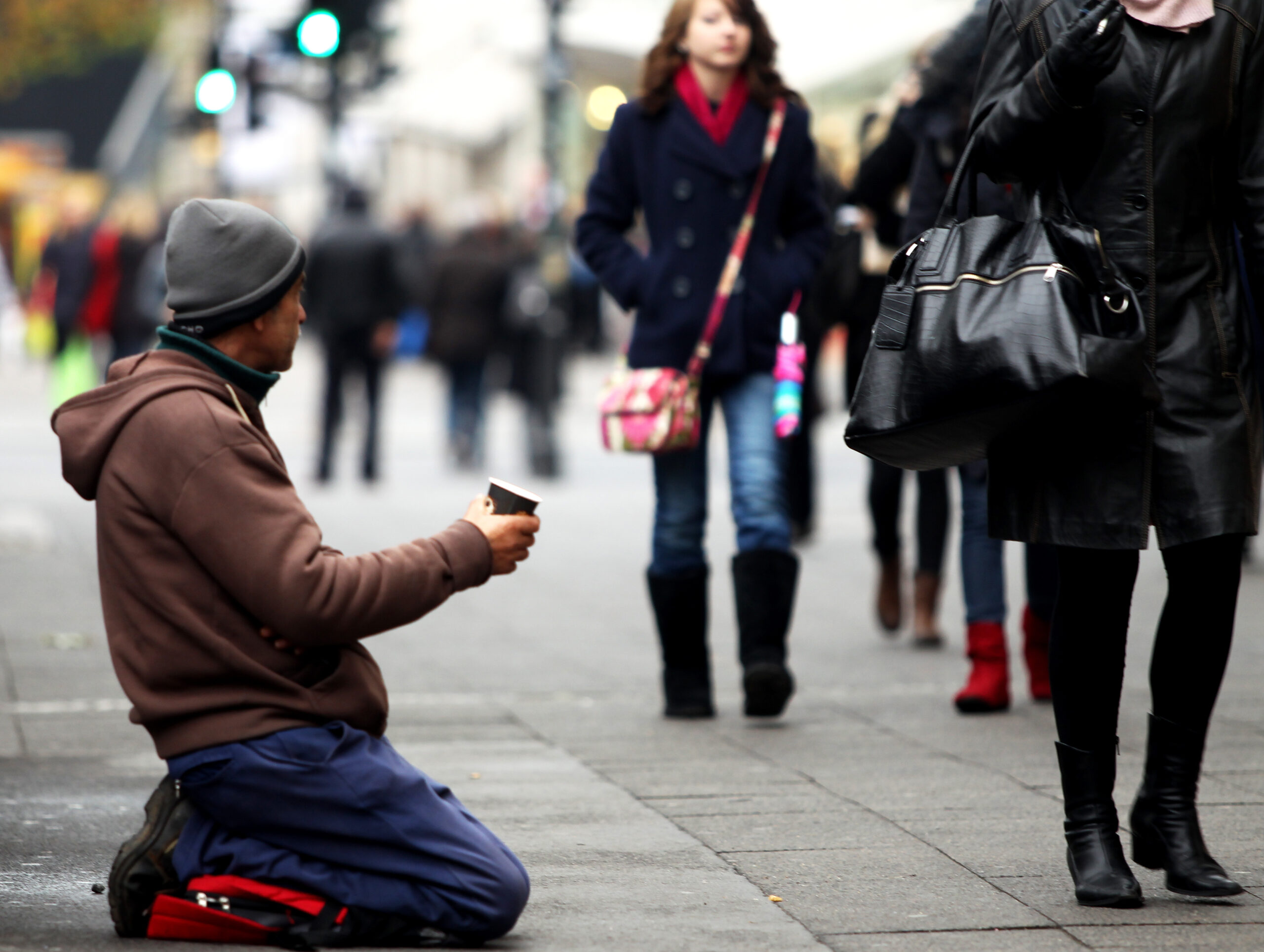 Ein bedürftiger Mann bettelt in einer Einkaufsstraße (Symbolbild).
