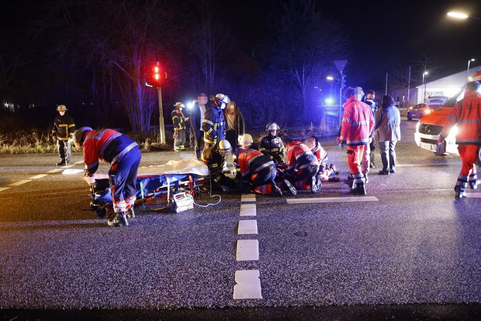 Rettungskräfte umringen auf der Straße einen Schwerverletzten