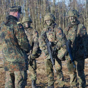Soldaten in der Grundausbildung halten am 14.12.2016 auf dem Gelände der Marinetechnikschule (MTS) in Parow (Mecklenburg-Vorpommern) bei Stralsund das Sturmgewehr G36 in den Händen.