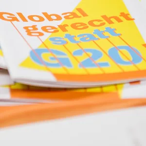 Broschüren mit der Aufschrift "Gerecht statt G20" sind am 05.07.2017 in Hamburg am Stand der Organisation Attac beim Gipfel für globale Solidarität zu sehen . Der Gipfel für globale Solidarität ist eine Gegenveranstaltun