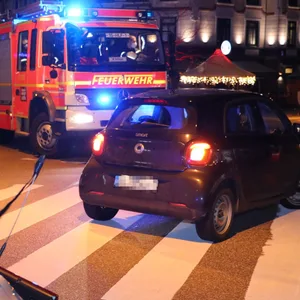 Die Polizei an der Unfallstelle im Heußweg.