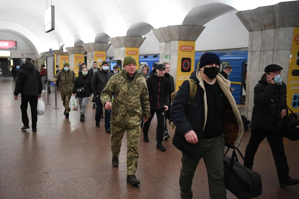 Menschen in einer Metro-Station in Kiew am frühen Donnerstagmorgen. Einige haben Taschen dabei.