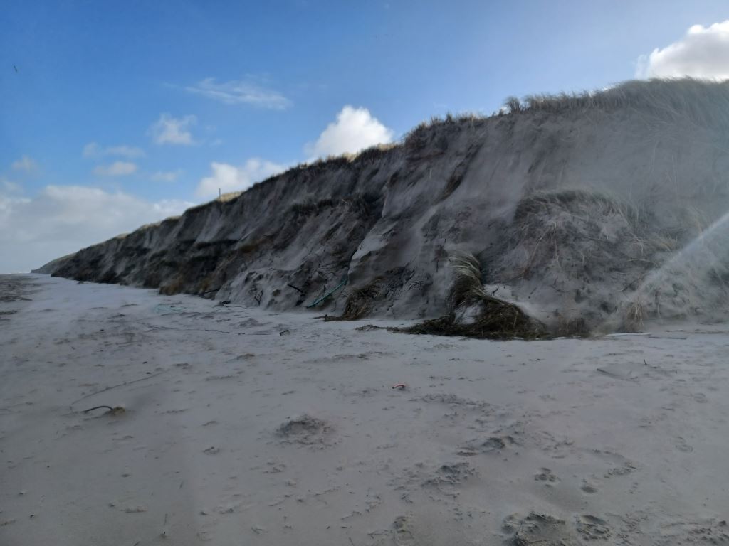 Bis zu fünf Meter hoch ist die Abrisskante am Badestrand auf Baltrum.